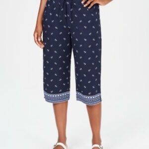 St. John's Bay Navy Capris with White Pattern